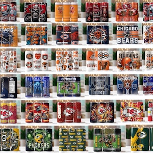 Op de afbeelding: Een verzameling geïsoleerde bekers met logo's en ontwerpen van verschillende NFL-teams. Teams zijn onder meer de Buccaneers, Bears, Chicago Bears, Browns, Cowboys, Chiefs, Packers en anderen. Elke beker is cilindrisch en toont teamkleuren en graphics.