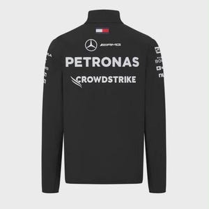 Pu&ograve; includere: Una giacca nera a maniche lunghe con i loghi Mercedes-AMG Petronas e CrowdStrike in bianco sul retro. La parte superiore della schiena presenta un piccolo emblema con la bandiera Tommy Hilfiger. Ulteriori loghi di sponsor sono stampati sulle maniche.