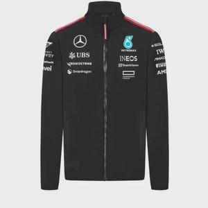 Pu&ograve; includere: Una giacca nera con zip, collo alto e maniche lunghe. La parte anteriore presenta diversi loghi bianchi di sponsor, tra cui Mercedes, UBS, CrowdStrike, Snapdragon, Petronas, Ineos, TeamViewer e Hewlett Packard Enterprise con dettagli rossi.