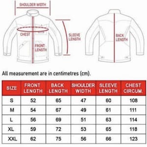 Pu&ograve; includere: Una tabella delle taglie per una giacca con due disegni al tratto del capo e frecce rosse che indicano larghezza spalle, torace, lunghezza manica, lunghezza anteriore e posteriore. La tabella elenca le misure in centimetri dalla S alla XXL.
