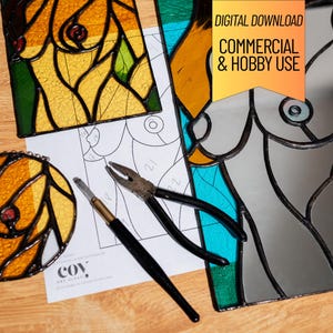 Puede incluir: Un patrón de descarga digital para arte en vitrales con diseños de torsos femeninos. Incluye una pieza circular naranja y amarilla, una pieza rectangular amarilla y verde, y una pieza con acabado de espejo. Herramientas: alicates y cortavidrios.