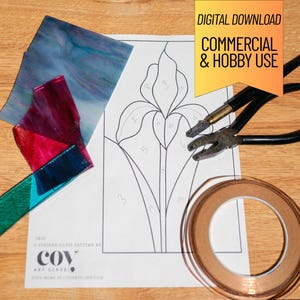 Può includere: Un kit per vetrate artistiche con un modello cartaceo di un fiore di iris, pezzi di vetro blu, rosso e verde, un rotolo di nastro di rame e pinze in metallo. Il modello include il testo DIGITAL DOWNLOAD COMMERCIAL & HOBBY USE.