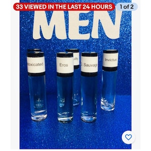 Könnte beinhalten: Mehrere transparente Roll-on-Flaschen aus Glas, gefüllt mit blauer Flüssigkeit, werden vor einem glitzernden blauen Hintergrund präsentiert. Jede Flasche hat ein weißes Etikett mit schwarzem Text. Das Wort "MEN" wird in großen weißen Buchstaben über den Flaschen angezeigt. Die Etiketten lauten "Toxicated", "Eros", "Guilty", "Sauvage" und "Invictus".
