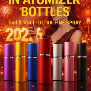 Op de afbeelding: Een advertentie voor parfumverstuivers in verschillende kleuren, waaronder paars, goud, blauw, rood, zilver, roze en zwart. De tekst luidt "NOW AVAILABLE IN ATOMIZER BOTTLES" en "TOP LUXURY OILS PERFUME OILS REDEFINED."