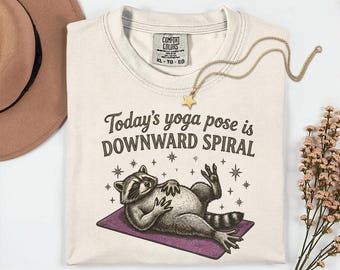Camiseta de yoga con estampado de mapache en espiral descendente, camiseta divertida con meme de yoga, camiseta gráfica Comfort Colors® con humor relajado.
