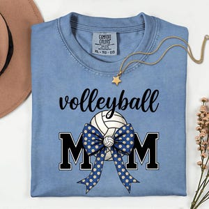 Camiseta Comfort Colors® para mamás de voleibol, camiseta deportiva para mamás, camiseta con lazo de voleibol, linda camiseta deportiva para mamás, camiseta para mamás para el día del partido. imagen 1