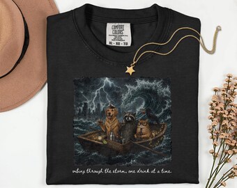 Shirt Comfort Colors® Vibing Through The Storm, T-shirt met grappige dieren, grafisch shirt donkere humor whisky, shirt Stormy Boat Adventure