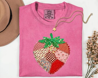 Faux Patchwork Erdbeer-T-Shirt | Cottagecore Quilted Fruit Volkskunst