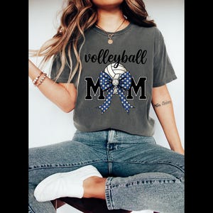 Camiseta Comfort Colors® para mamás de voleibol, camiseta deportiva para mamás, camiseta con lazo de voleibol, linda camiseta deportiva para mamás, camiseta para mamás para el día del partido. imagen 4