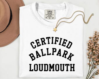 Camiseta de béisbol con certificación Comfort Color® Ballpark Loudmouth, camiseta de béisbol para el día del juego, camiseta deportiva para mamá, camiseta de béisbol para mamá y papá, regalo para ella y él.