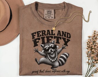 Shirt Feral and Fifty, grappig Comfort Colors®-shirt 50e verjaardag, grafisch shirt Sassy Raccoon, chaos verbetert met de leeftijd Top