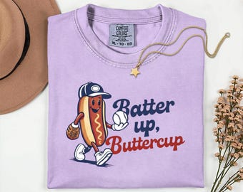 Camiseta de béisbol retro Comfort Color® Batter Up Buttercup, con estampado de perrito caliente, para mamás de béisbol y para juegos de pelota