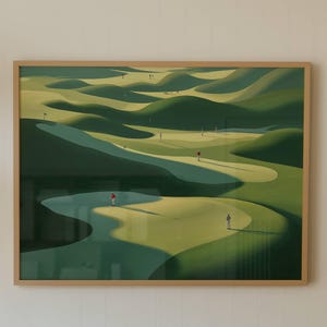 Puede incluir: Una impresión artística enmarcada que representa un campo de golf con colinas verdes onduladas y un elemento de agua sinuoso. La obra de arte presenta un estilo minimalista con una paleta de verdes y amarillos. La impresión se muestra encima de un sofá de cuero marrón.