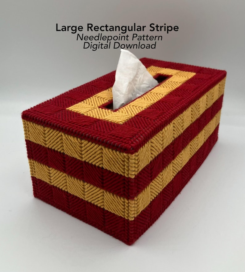 Puede incluir: Una funda rectangular para caja de pa&ntilde;uelos con un patr&oacute;n de punto de aguja de rayas horizontales alternas en hilo rojo oscuro y amarillo dorado. El texto Large Rectangular Stripe Needlepoint Pattern Digital Download es visible.