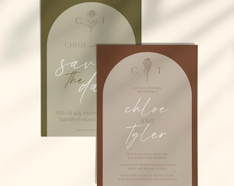 Puede incluir: Dos tarjetas de invitación de boda. Una es verde oliva, la otra marrón. Ambas tienen un diseño floral y los nombres "Chloe" y "Tyler" en escritura elegante. El texto incluye la fecha y el lugar de la boda.