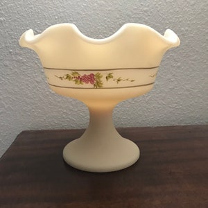 Compota con base de cristal Fenton Custard pintada a mano --- Firmada por el artista