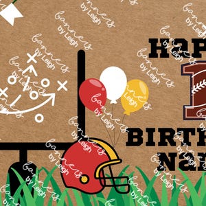 Può includere: Banner di compleanno a tema football con la scritta "Happy 1st Birthday Name". Il design include un pallone da football, pali della porta, un casco rosso, palloncini e uno schema di gioco. Lo striscione è su sfondo marrone con erba verde.