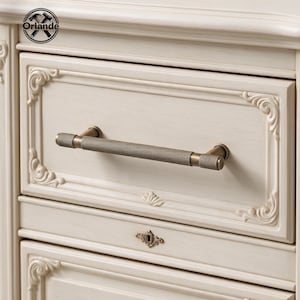 Franska antika bronshandtag i texturerat skåp, vintagemöbler, vintage mässingskniv,