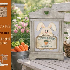 Op de afbeelding: Een houten bord met een konijnenillustratie en de tekst "Cottontail Farms Carrot Patch". Het bord maakt deel uit van een decoratieve display met wortelen en een wit konijnenbeeldje. Het bord is een lasergesneden bestand in SVG-formaat.