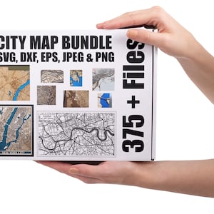 Puede incluir: Una caja blanca sostenida por manos, con el texto "CITY MAP BUNDLE" y abreviaturas de tipos de archivo. La caja muestra diseños de mapas de ciudades, incluyendo Nueva York y Londres. El texto "375 + Files" también es visible.