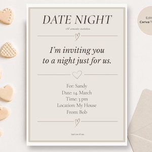 Op de afbeelding: Een beige rechthoekige uitnodigingskaart met de tekst DATE NIGHT, I'm inviting you to a night just for us, For: Sandy, Date: 14. March, Time: 3 pm, Location: My House, From: Bob, en Just you & me, omringd door hartvormige koekjes.