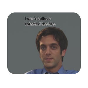 Puede incluir: Imagen cuadrada con fondo gris. Se ve un hombre con cabello oscuro y camisa azul. El texto en la parte superior dice: "No puedo creer que yo inicié el fuego."