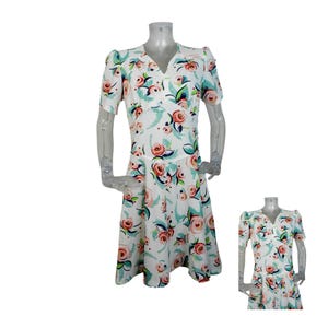 VINTAGE jaren 1970 jurk/retro wit roze bloemen skater jurk UK 12 Fr 40/Boho jurk/jaren 70 jurk/psychedelisch/OP Art/Mod jurk/uitlopende rok