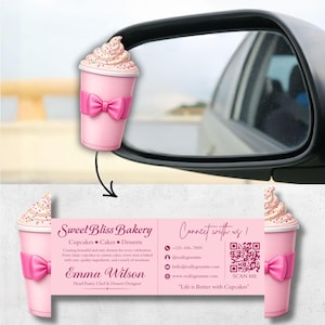 Peut inclure: Carte de visite rose pour une boulangerie, avec un design de cupcake. La carte comprend le texte "Sweet Bliss Bakery" et les coordonnées. Le design intègre un nœud rose et un graphisme de cupcake.