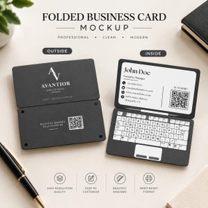 Puede incluir: Una maqueta de tarjeta de visita plegada con exterior negro, el logotipo de Avantior Solutions y un código QR. El interior muestra la información de contacto de John Doe, un código QR y una ilustración gráfica de un teclado y trackpad.