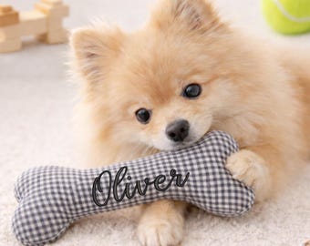 Spersonalizowana zabawka dla psa w kratkę gingham z imieniem, spersonalizowana haftowana zabawka dla szczeniaka w kratkę, ręcznie robiony prezent w postaci kości dla nowego szczeniaka, prezent dla miłośników psów