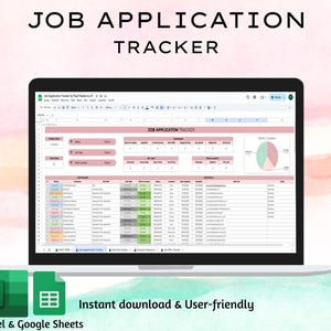 以下が含まれることがあります： ラップトップは、求人追跡スプレッドシートを表示しています。画面には、求人詳細の列があるピンクと白の表が表示されます。「JOB APPLICATION TRACKER」の文字が上部にあります。画像には、ExcelとGoogle Sheetsのアイコンが含まれています。