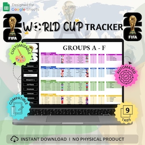 Könnte beinhalten: Ein Laptop mit einer "World Cup Tracker"-Tabelle, entworfen für Google Sheets. Der Bildschirm zeigt Gruppentabellen, Teamflaggen und Spielpläne. Das Design umfasst FIFA-Trophäen und den Text "Anpassbar", "Automatisiert" und "Kompatibel".