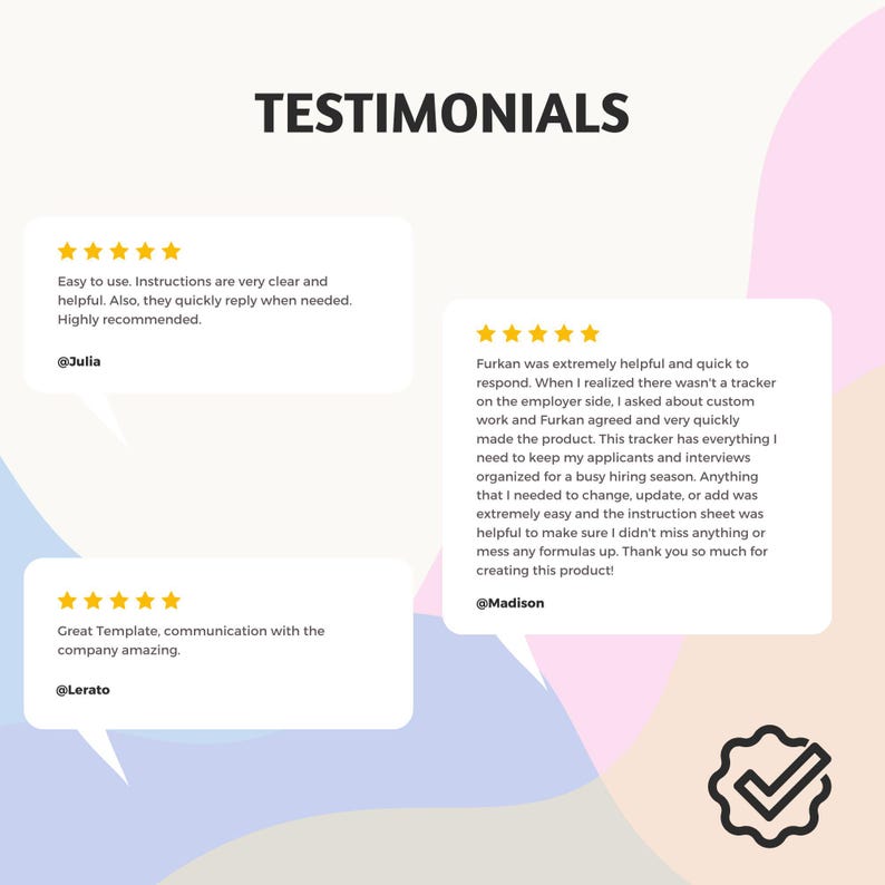 Op de afbeelding: Een afbeelding met het woord "TESTIMONIALS". Drie klantbeoordelingen worden weergegeven in tekstballonnen, elk met een vijfsterrenbeoordeling. De beoordelingen prijzen het gebruiksgemak en de behulpzaamheid.