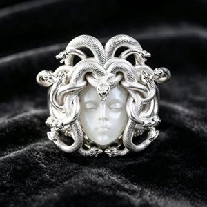 Anillo escultórico de la reina Medusa griega oscura, anillo llamativo con cabello de serpiente Gorgona, joyería de arte unisex inspirada en la mitología.