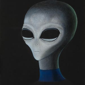 Puede incluir: Retrato de un alienígena gris sobre un fondo negro. El alienígena tiene grandes ojos ovalados negros, una boca pequeña y un cuello azul. La obra de arte es un dibujo o pintura, con sombreado y detalles visibles.