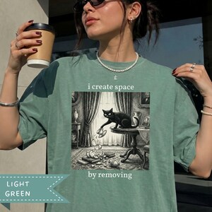Camiseta estilo outubro, energia de gato preto, presente para pessoa inteligente, camiseta engraçada para autista, camiseta niilista, camiseta com humor acadêmico, presente para cuidador de gatos