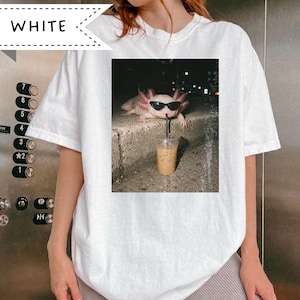 Axolotl T-shirt, Comfort Colors® Axolotl die ijskoffie drinkt T-shirt, Grappig Axolotl T-shirt, T-shirt met dieren in ijskoffie, Cadeau voor Axolotl-liefhebbers afbeelding 5