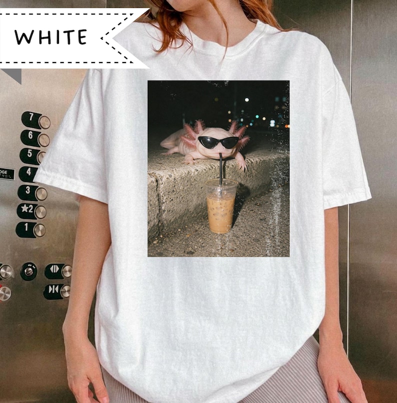 Axolotl T-shirt, Comfort Colors® Axolotl die ijskoffie drinkt T-shirt, Grappig Axolotl T-shirt, T-shirt met dieren in ijskoffie, Cadeau voor Axolotl-liefhebbers afbeelding 5