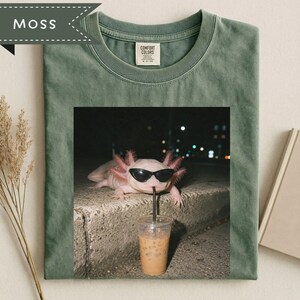 Axolotl T-shirt, Comfort Colors® Axolotl die ijskoffie drinkt T-shirt, Grappig Axolotl T-shirt, T-shirt met dieren in ijskoffie, Cadeau voor Axolotl-liefhebbers afbeelding 2
