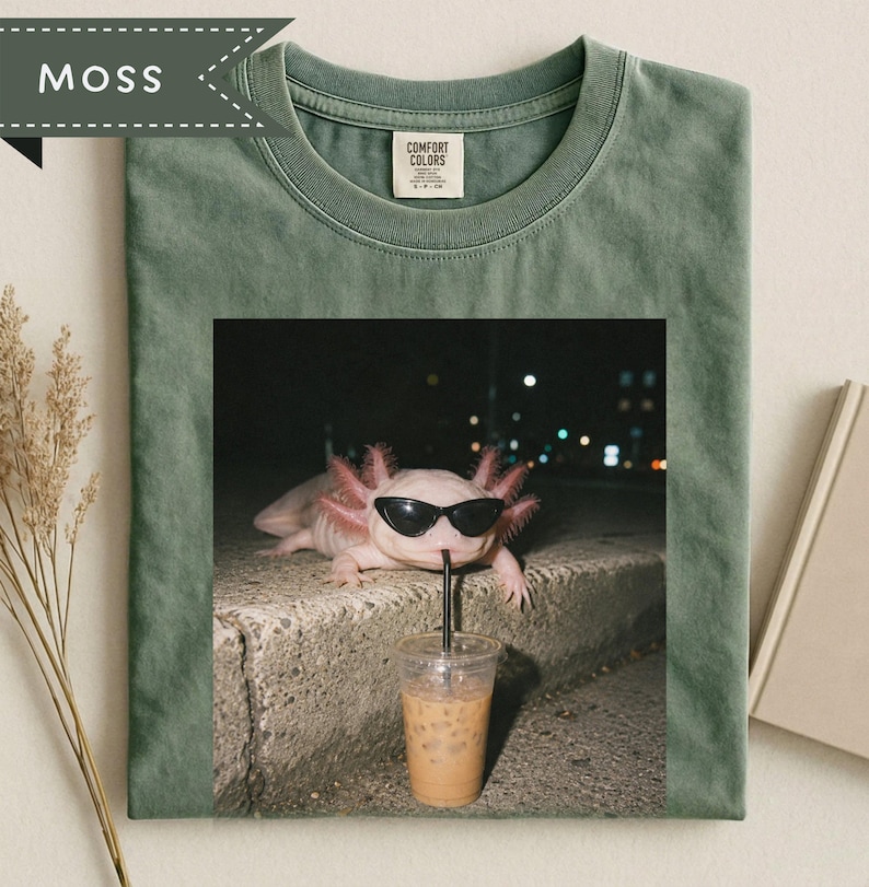 Axolotl T-shirt, Comfort Colors® Axolotl die ijskoffie drinkt T-shirt, Grappig Axolotl T-shirt, T-shirt met dieren in ijskoffie, Cadeau voor Axolotl-liefhebbers afbeelding 2