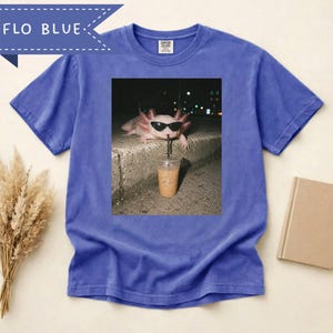 Axolotl T-shirt, Comfort Colors® Axolotl die ijskoffie drinkt T-shirt, Grappig Axolotl T-shirt, T-shirt met dieren in ijskoffie, Cadeau voor Axolotl-liefhebbers afbeelding 3