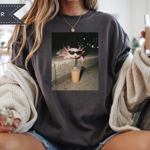 Axolotl T-shirt, Comfort Colors® Axolotl die ijskoffie drinkt T-shirt, Grappig Axolotl T-shirt, T-shirt met dieren in ijskoffie, Cadeau voor Axolotl-liefhebbers afbeelding 4