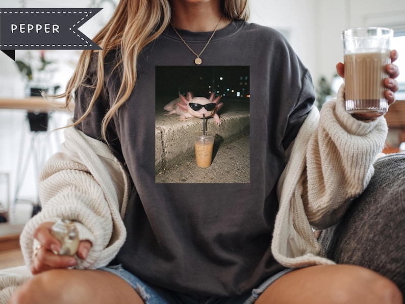 Axolotl T-shirt, Comfort Colors® Axolotl die ijskoffie drinkt T-shirt, Grappig Axolotl T-shirt, T-shirt met dieren in ijskoffie, Cadeau voor Axolotl-liefhebbers afbeelding 4