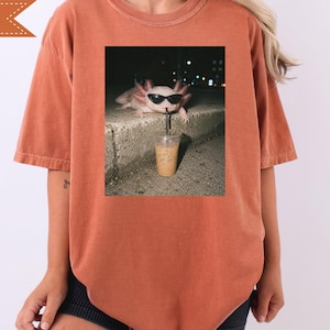 Axolotl T-shirt, Comfort Colors® Axolotl die ijskoffie drinkt T-shirt, Grappig Axolotl T-shirt, T-shirt met dieren in ijskoffie, Cadeau voor Axolotl-liefhebbers afbeelding 6