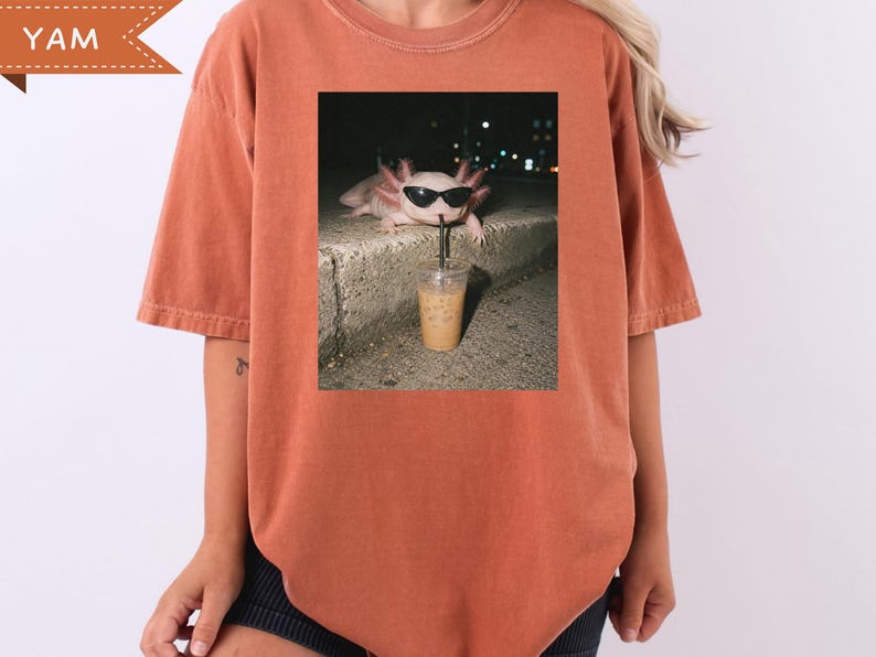 Axolotl T-shirt, Comfort Colors® Axolotl die ijskoffie drinkt T-shirt, Grappig Axolotl T-shirt, T-shirt met dieren in ijskoffie, Cadeau voor Axolotl-liefhebbers afbeelding 6