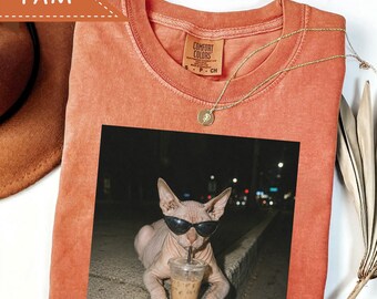 Comfort Colors® Sphynx Iced Coffee Shirt, Grappig Kattenshirt, Iced Coffee Kat T-shirt, Cadeau voor Kattenmoeder, Shirt voor Koffieliefhebbers, Leuk Dierenprint T-shirt