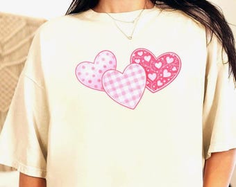 Comfort Colors Pink Hearts Graphic Tee – Cute Valentine Hearts T-Shirt, Romantic Hearts Design, Love Aesthetic Apparel