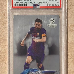 Puede incluir: Tarjeta coleccionable de Lionel Messi 2017 Topps Chrome UEFA, calificada GEM MT 10. Muestra a Messi con la equipación del FC Barcelona, en un estuche protector con el logo de la Champions League.