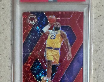 Mosaico Panini 2024 - LeBron James #180 Rosso Fast Break Prizm #d/99 PSA 9 Mint Los Angeles Lakers