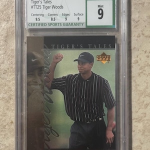 Puede incluir: Una tarjeta coleccionable de Tiger Woods de 2001 Upper Deck, calificada como Mint 9 por CSG. La tarjeta presenta a Tiger Woods con una camisa a rayas blancas y negras y una gorra negra. La tarjeta está dentro de un soporte protector transparente.